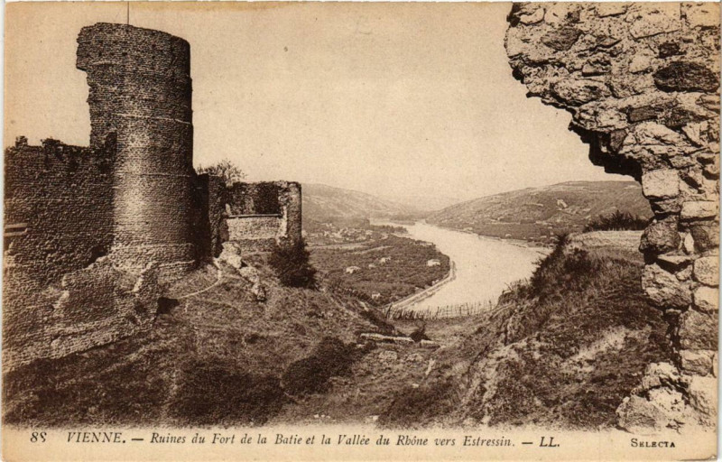Carte postale ancienne Vienne - Ruines du Fort de la Batie et la Vallée du Rhone à Vienne