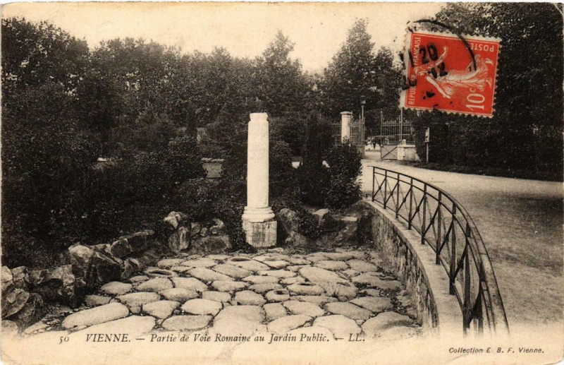 Carte postale ancienne Vienne - Partie de Voie Romaine au Jardin Public à Vienne