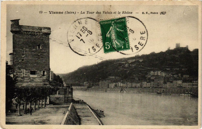 Carte postale ancienne Vienne - La Tour des Valois et le Rhone à Vienne