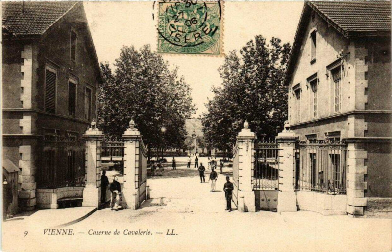 Carte postale ancienne Vienne - Caserne de Cavalerie à Vienne