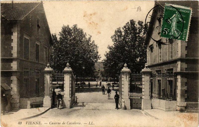 Carte postale ancienne Vienne - Caserne de Cavalerie à Vienne