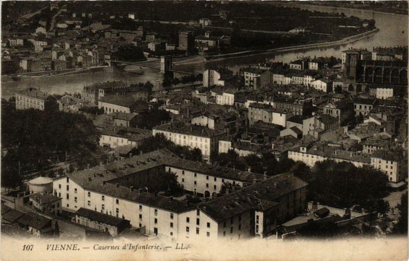 Carte postale ancienne Vienne - Casernes d'Infanterie à Vienne