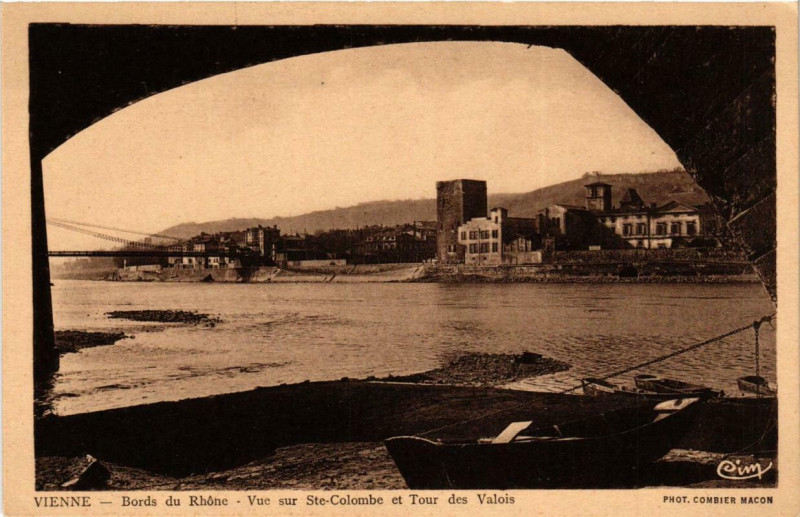 Carte postale ancienne Vienne - Bords du Rhone-vue sur Sainte-Colombe et Tour des Valois à Vienne