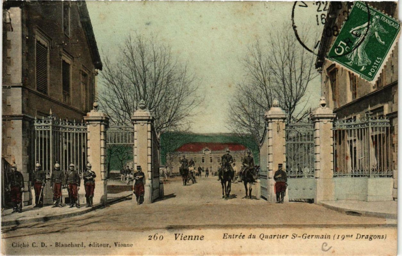 Carte postale ancienne Vienne - Entrée du Quartier Saint-Germain à Vienne