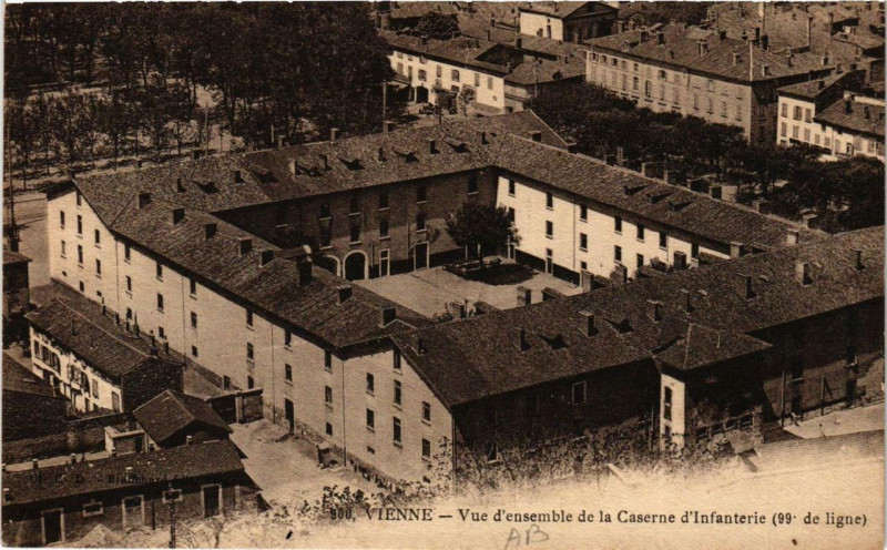 Carte postale ancienne Vienne - Vue d'ensemble de la Caserne d'Infanterie à Vienne