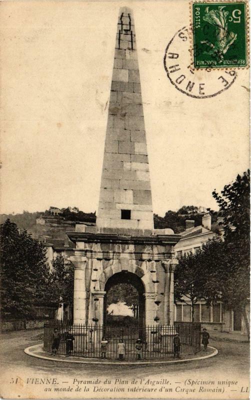Carte postale ancienne Vienne - Pyramide du Plan de l'Aiguille à Vienne
