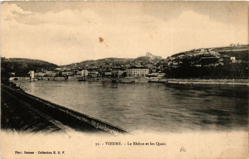 Carte postale ancienne Vienne - Le Rhone et les Quais à Vienne