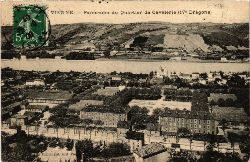 Carte postale ancienne Vienne - Panorama du Quartier de Cavalerie à Vienne