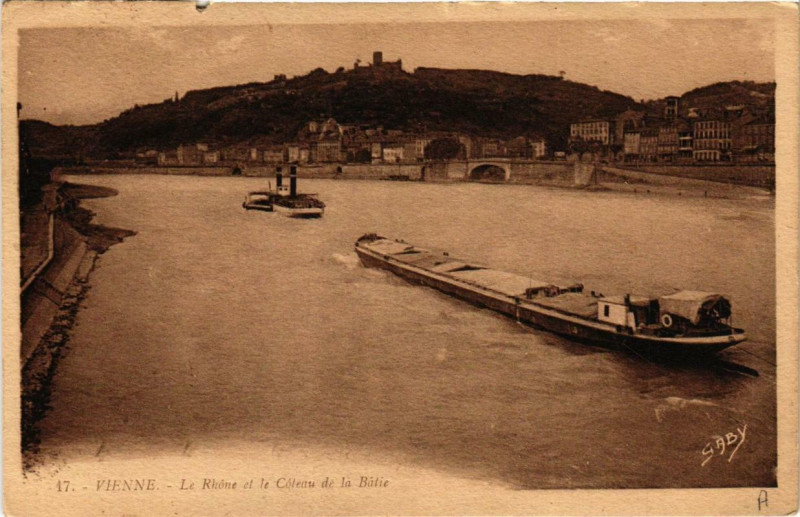Carte postale ancienne Vienne - Le Rhone et le Coteau de la Batie à Vienne