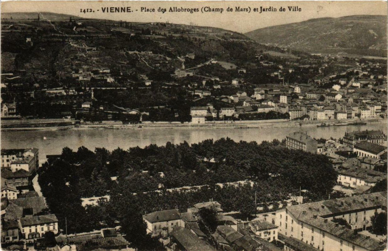 Carte postale ancienne Vienne - Place des Allobroges et Jardin de Ville à Vienne