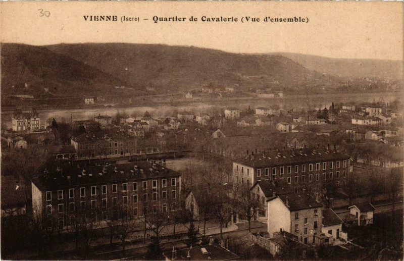 Carte postale ancienne Vienne - Quartier de Cavalerie à Vienne