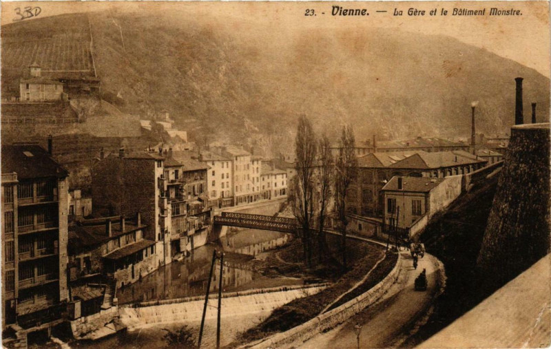Carte postale ancienne Vienne - La Gere et le Batiment Monstre à Vienne