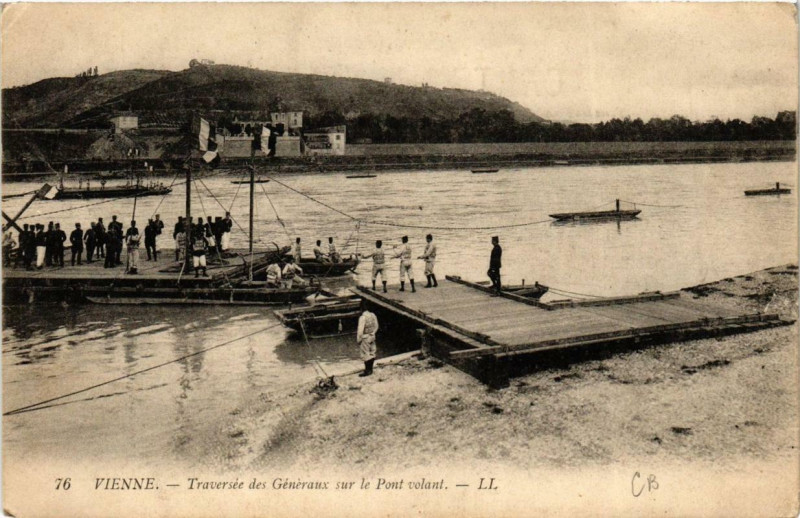 Carte postale ancienne Vienne - Traversée des Généraux sur le Pont volant à Vienne