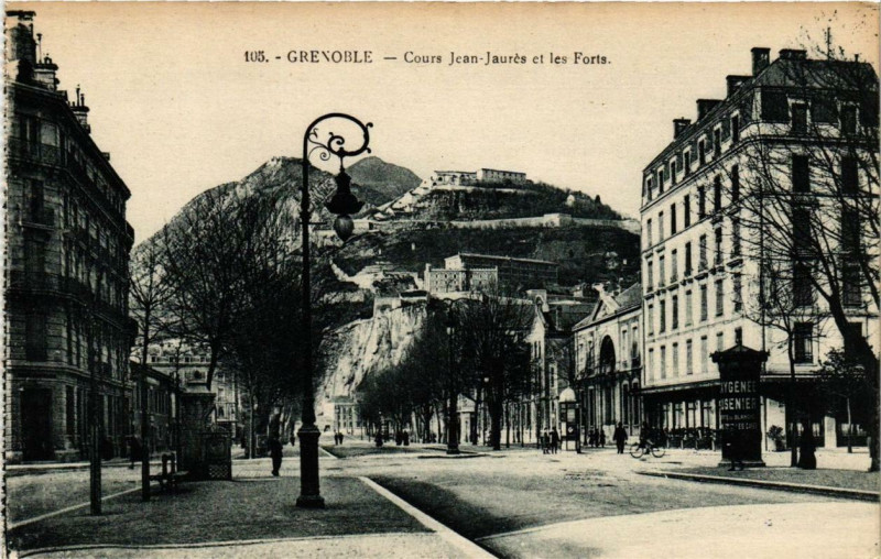 Carte postale ancienne Grenoble - Cours Jean Jaurés et les Forts à Grenoble
