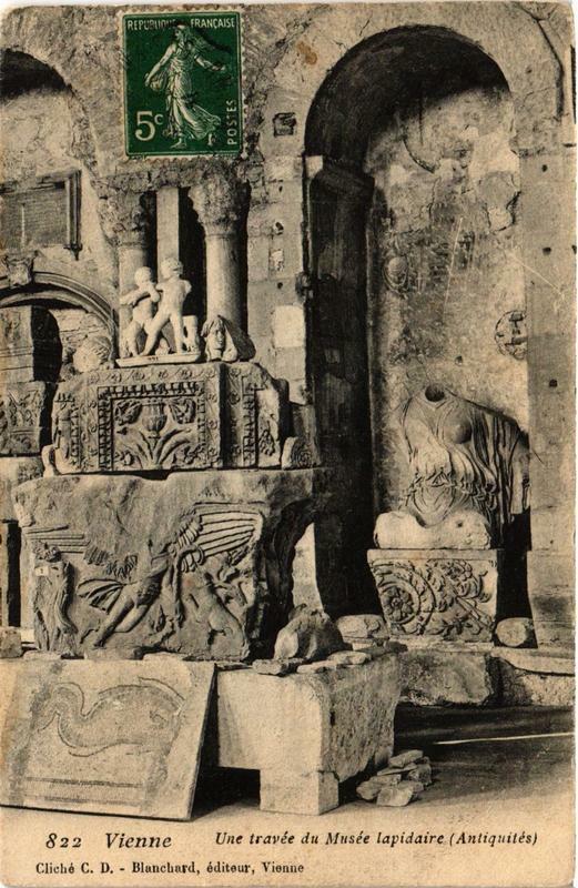 Carte postale ancienne Vienne - Une travée du Musée lapidaire à Vienne
