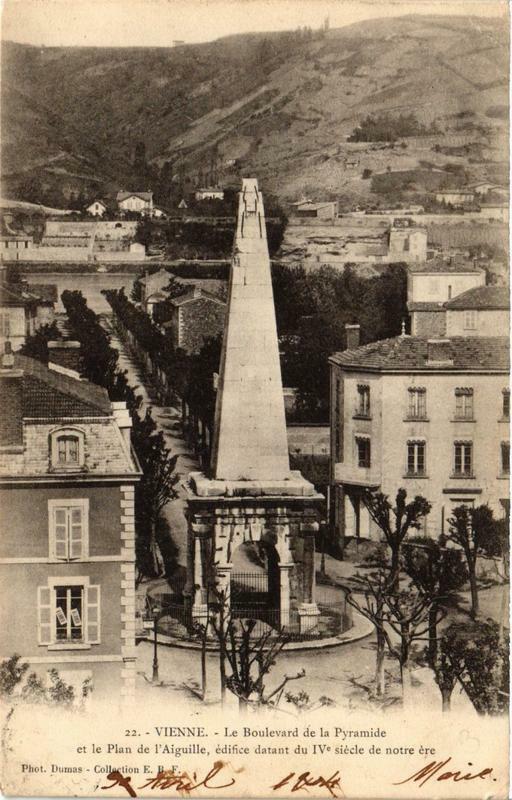 Carte postale ancienne Vienne - Le Boulevard de la Pyramide et le Plan de l'Aiguille à Vienne