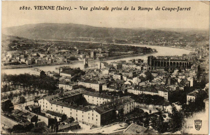 Carte postale ancienne Vienne - Vue générale prise de la Rampe de Coupe Jarret à Vienne