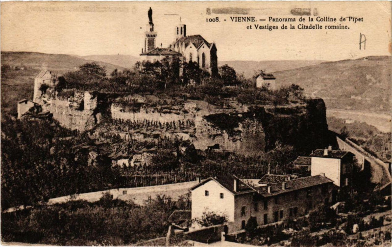 Carte postale ancienne Vienne - Panorama de la Colline de Pipet Vestiges de la Citadelle à Vienne