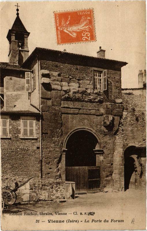 Carte postale ancienne Vienne - La Porte du Forum à Vienne