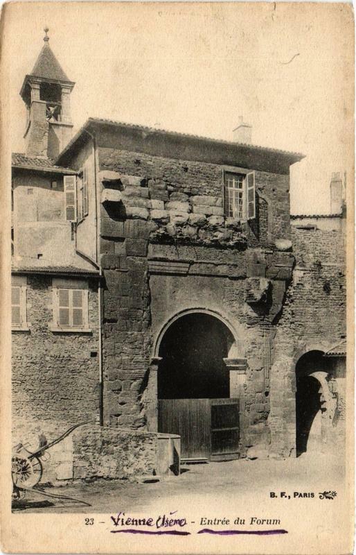 Carte postale ancienne Vienne - Entrée du Forum à Vienne