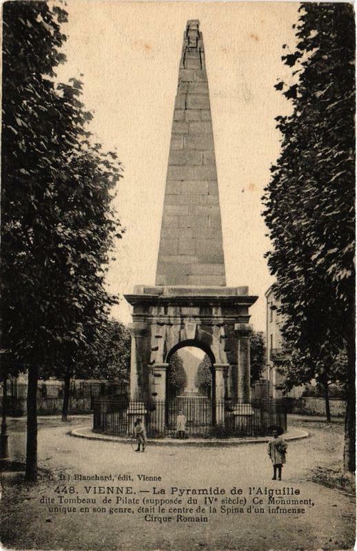 Carte postale ancienne Vienne - La Pyramide de l'Aiguille dite Tombeau de Pilate à Vienne