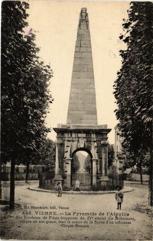 Carte postale ancienne Vienne - La Pyramide de l'Aiguille dite Tombeau de Pilate à Vienne