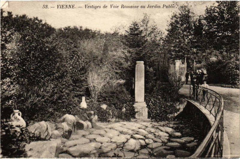 Carte postale ancienne Vienne - Vestiges de Voie Romaine au Jardin Public à Vienne