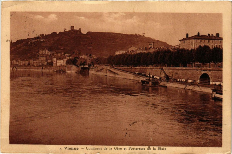 Carte postale ancienne Vienne - Confluent de la Gere et Forteresse de la Batie à Vienne