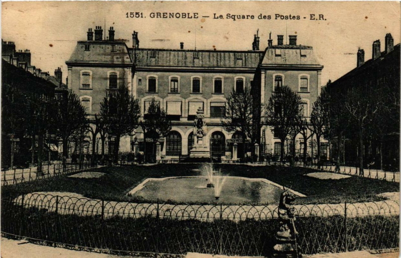 Carte postale ancienne Grenoble - Le Square des Postes à Grenoble