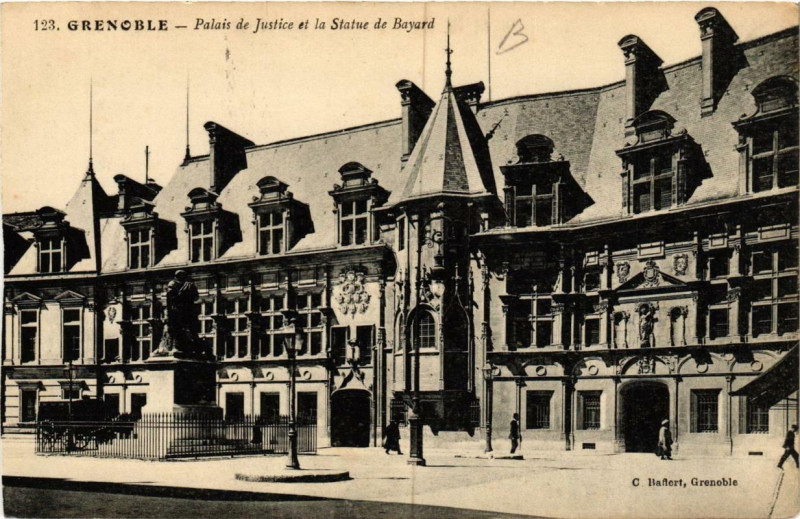 Carte postale ancienne Palais de Justice et la Statue du Chevalier Bayard (1473-1524) à Grenoble