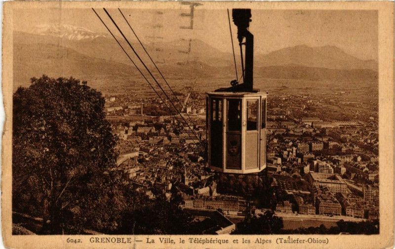 Carte postale ancienne Grenoble - La Ville le Téléphérique et les Alpes à Grenoble