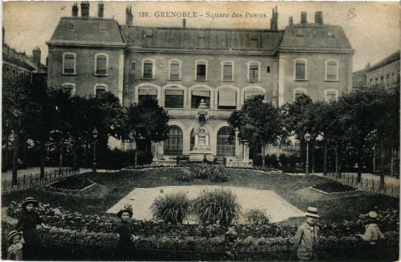 Carte postale ancienne Grenoble - Square des Postes à Grenoble