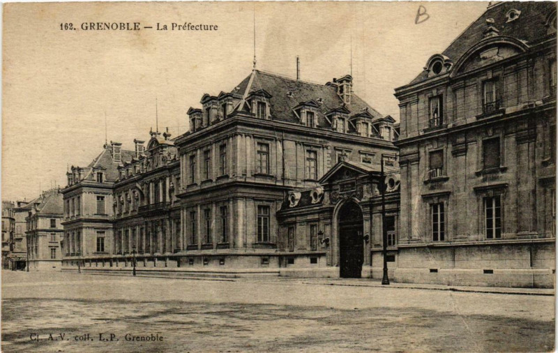 Carte postale ancienne Grenoble - La Préfecture à Grenoble