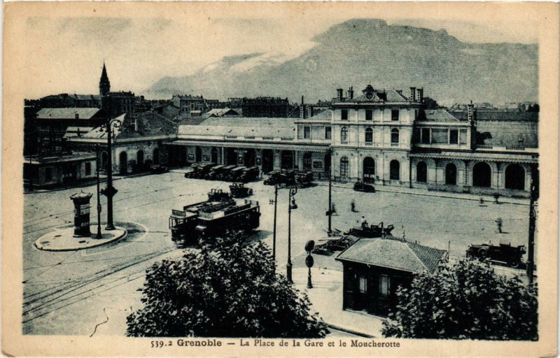 Carte postale ancienne Grenoble - La Place de la Gare et le Moucherotte à Grenoble