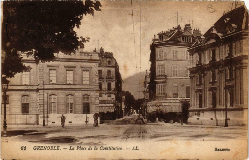 Carte postale ancienne Grenoble - La Place de la Constitution à Grenoble