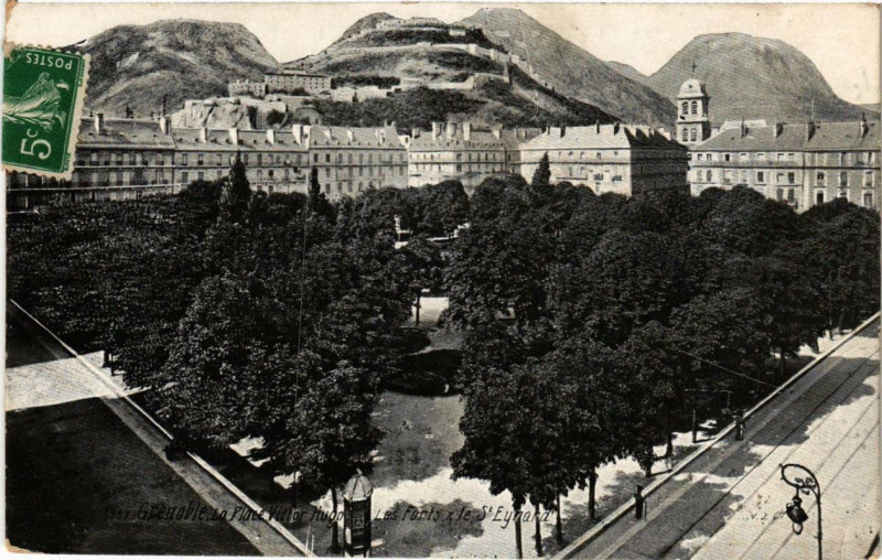 Carte postale ancienne Grenoble - Place Victor Hugo Les Forts & le Saint-Eynard à Grenoble