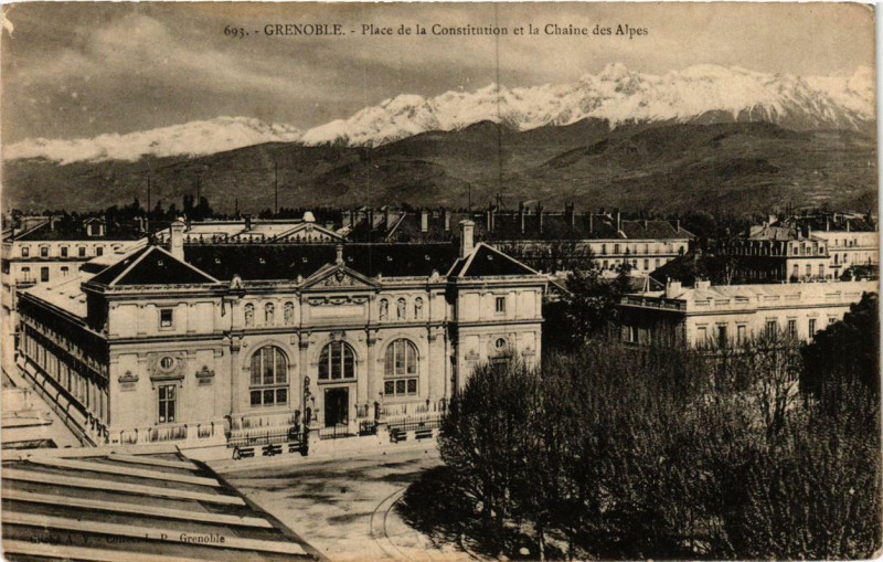 Carte postale ancienne Grenoble - Place de la Constitution et la Chaine des Alpes à Grenoble