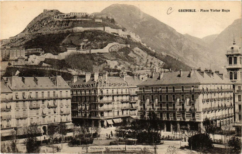 Carte postale ancienne Grenoble - Place Victor Hugo à Grenoble