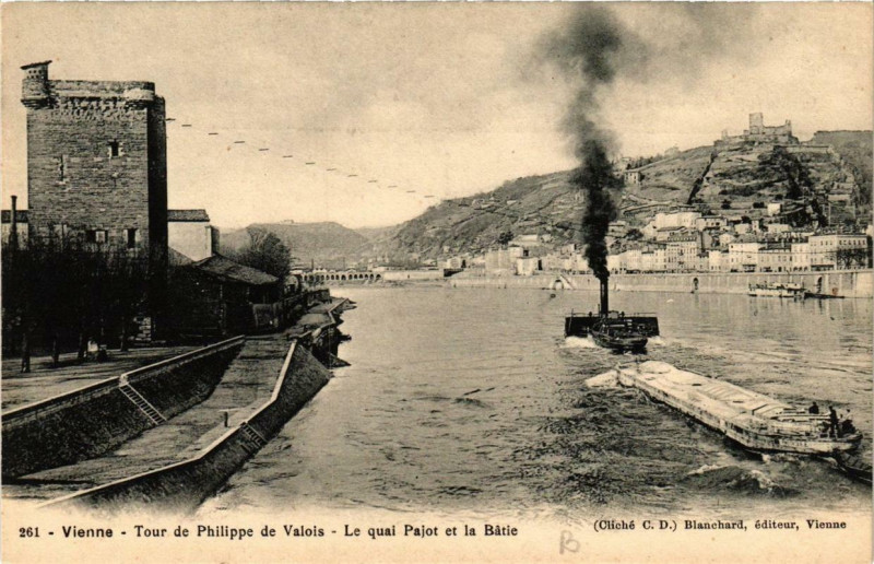 Carte postale ancienne Vienne - Tour de Philippe de Valois - Le quai Pajot et la Batie à Vienne