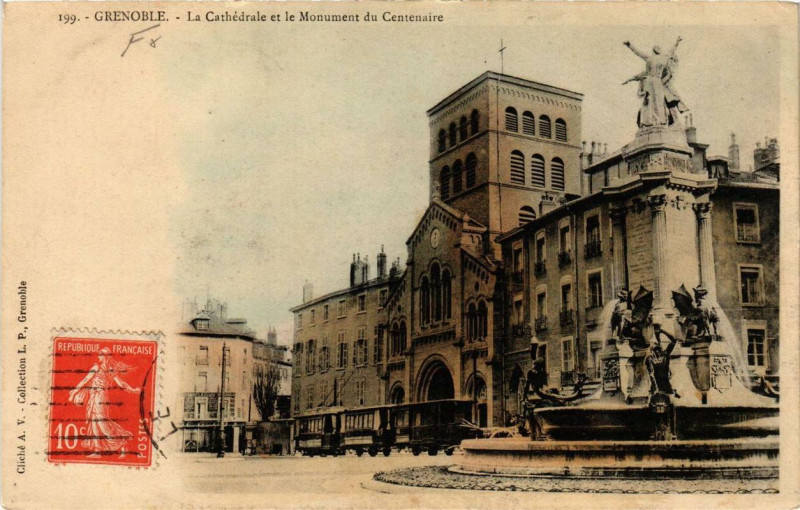 Carte postale ancienne Grenoble La Cathédrale et le Monument du Centenaire à Grenoble