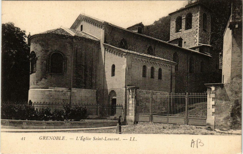 Carte postale ancienne Grenoble L'Eglise Saint-Laurent à Grenoble