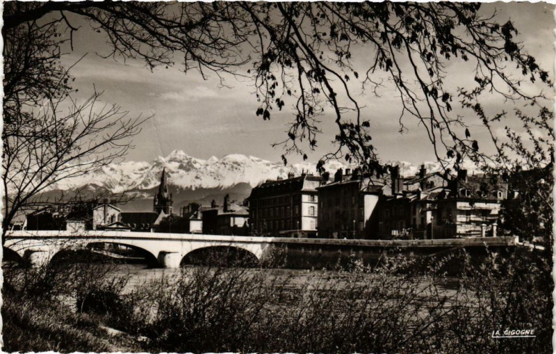 Carte postale ancienne Grenoble Pont Marius Gontard Eglise Saint-Andre à Grenoble