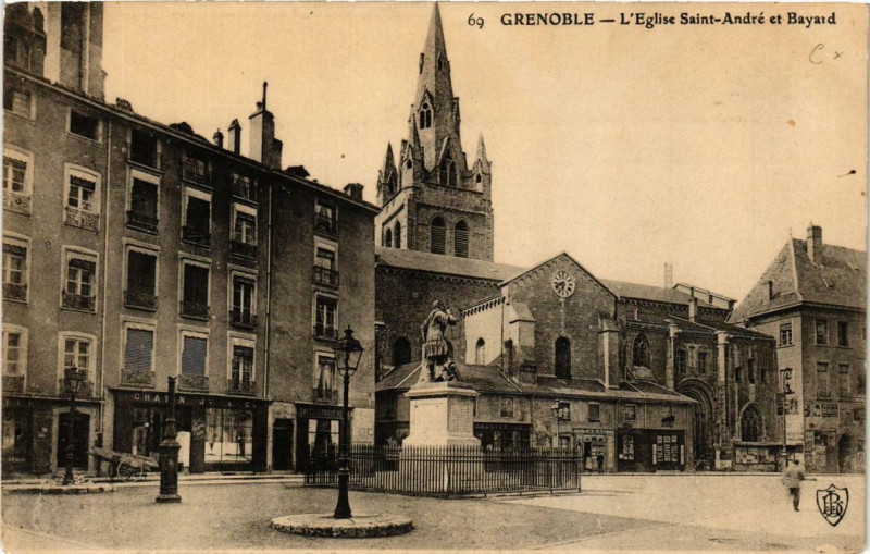 Carte postale ancienne Grenoble L'Eglise Saint-Andre et Bayard à Grenoble