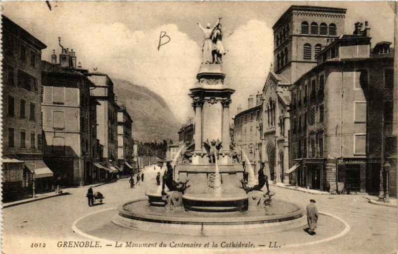 Carte postale ancienne Grenoble Le Monument du Centenaire et la Cathédrale à Grenoble