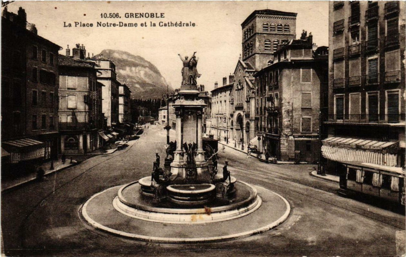 Carte postale ancienne Grenoble La Place N.-D. et la Cathédrale à Grenoble