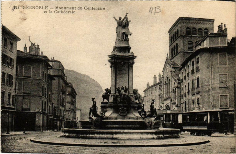 Carte postale ancienne Grenoble Monument du Centenaire et la Cathédrale à Grenoble