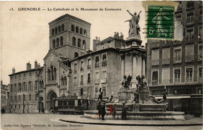 Carte postale ancienne Grenoble La Cathédrale et le Monument du Centenaire à Grenoble