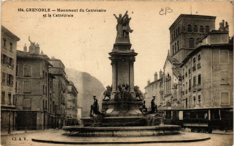 Carte postale ancienne Grenoble Monument du Centenaire et la Cathédrale à Grenoble