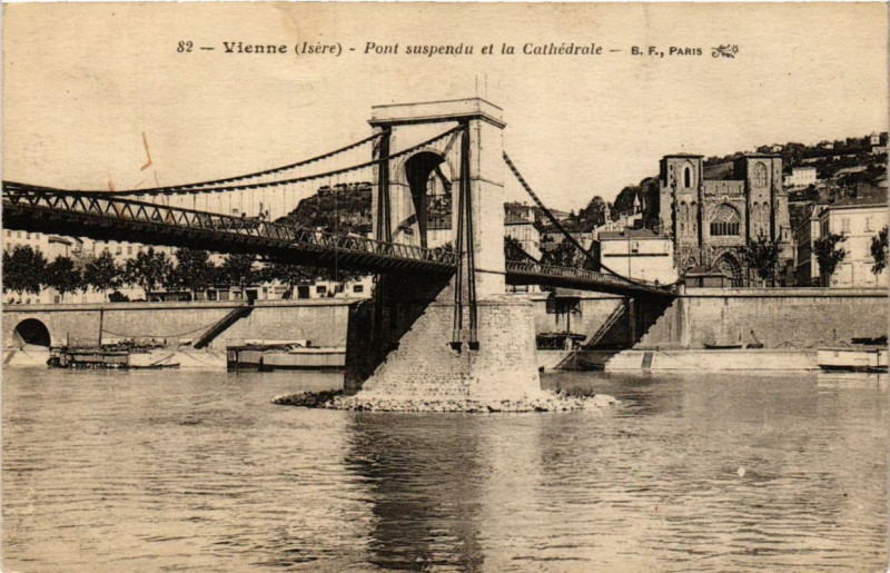 Carte postale ancienne Vienne - Pont suspendu et la Cathédrale à Vienne