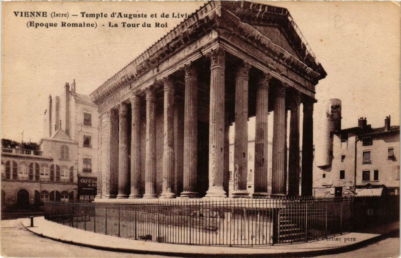 Carte postale ancienne Vienne - Temple d'Auguste et de Livie-La Tour du Roi à Vienne